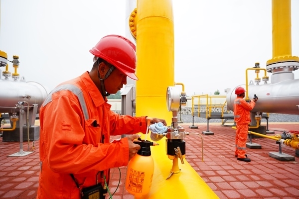 西氣東輸湖廣輸氣分公司員工在投產(chǎn)現(xiàn)場進(jìn)行天然氣驗(yàn)漏檢測。唐瑋峰攝