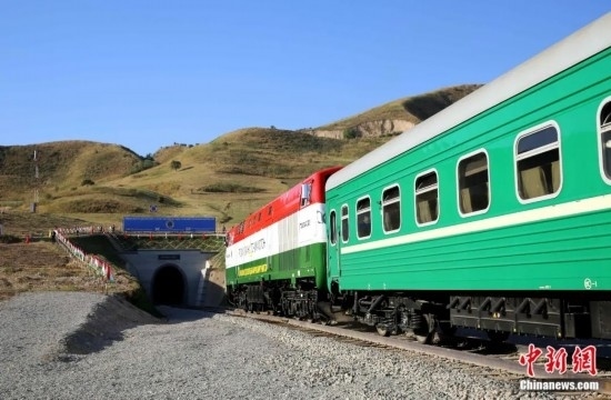 2016年8月24日，塔吉克斯坦“瓦赫達(dá)特-亞灣”鐵路通車。這是絲綢之路經(jīng)濟(jì)帶框架下首個(gè)開(kāi)工并建成的鐵路項(xiàng)目，具標(biāo)志性意義。圖為火車進(jìn)入由中鐵十九局集團(tuán)有限公司承建的隧道。文龍杰 攝