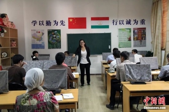2014年，塔吉克斯坦國(guó)立民族大學(xué)的孔子學(xué)院內(nèi)，教師正在為塔吉克斯坦學(xué)生授課。田冰 攝