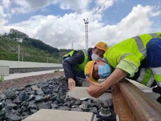 佟郎（左）正在檢修鐵路。受訪者供圖