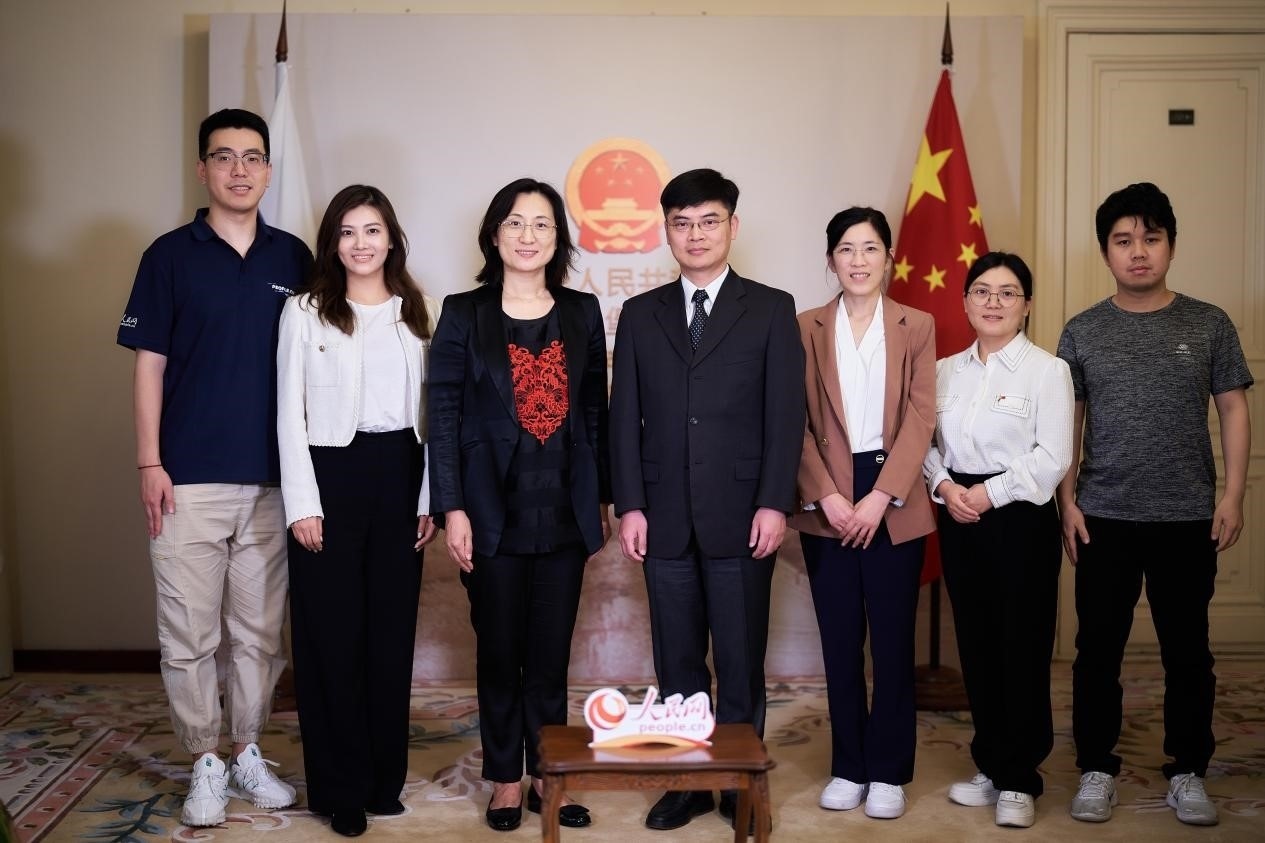 中國駐圣彼得堡副總領(lǐng)事張曉慶（左四）與人民網(wǎng)記者合影。