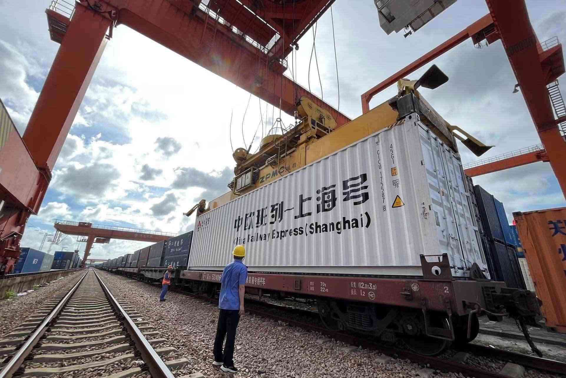 鐵路上海貨運(yùn)中心閔行站貨場內(nèi)，吊機(jī)在貨運(yùn)員的監(jiān)裝下進(jìn)行裝車落箱作業(yè)。人民網(wǎng) 皇甫萬里攝