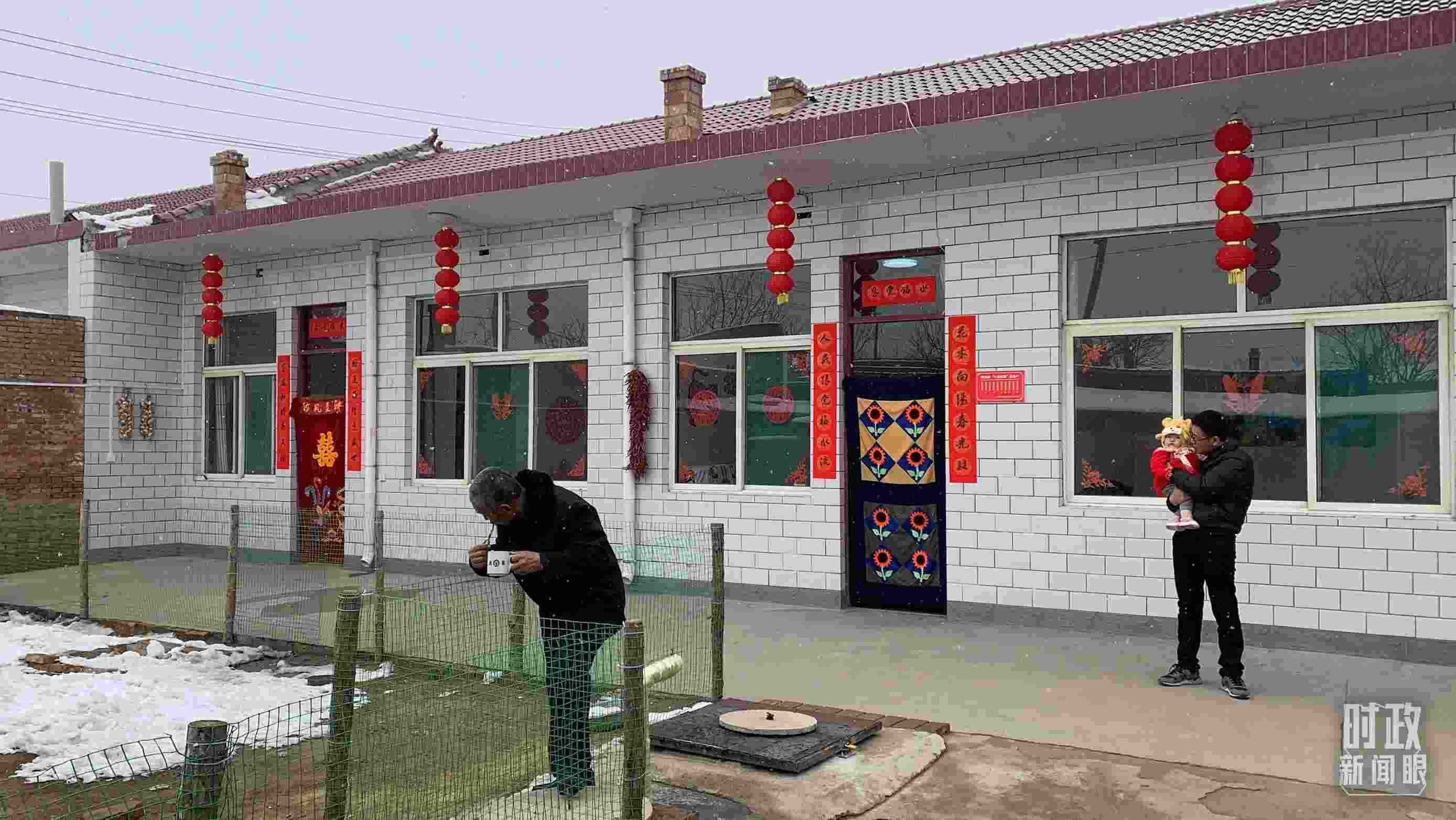 △ 當年春節(jié)來臨之前，馮南垣村受災村民全部搬進了新家。（總臺央視記者段德文拍攝）