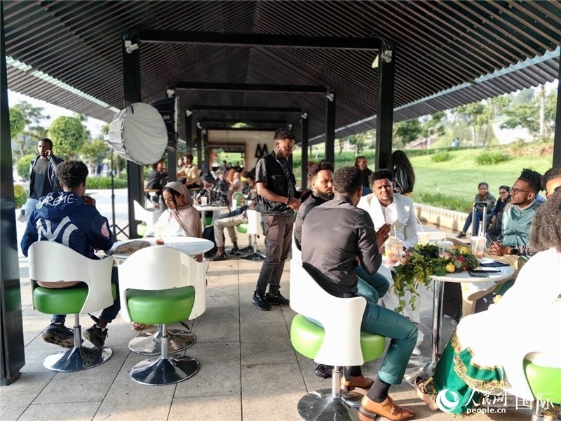 友誼廣場(chǎng)的果汁店一座難求。人民網(wǎng)記者 陳星星攝