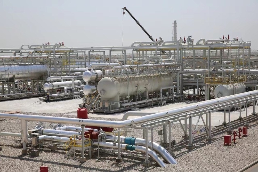 圖為位于伊拉克米桑省阿瑪拉市，由中國(guó)石油、道達(dá)爾、馬來(lái)西亞石油合資建設(shè)的哈法亞油田油氣處理站。中國(guó)石油哈法亞公司/供圖