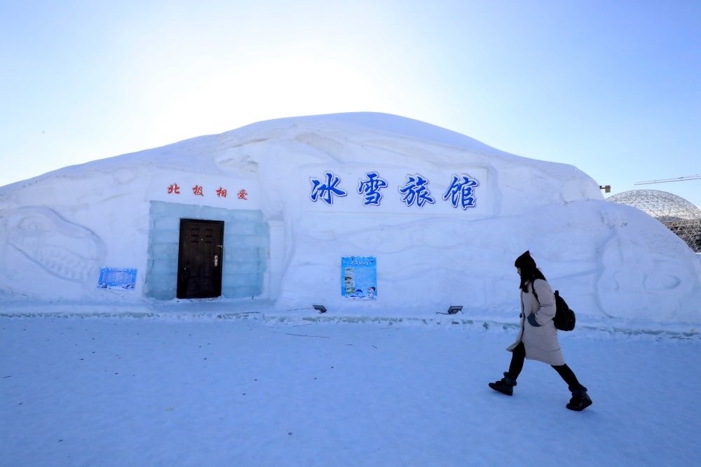 游客從北極村冰雪旅館的一個(gè)房間前走過(guò)（2018年1月31日攝）。