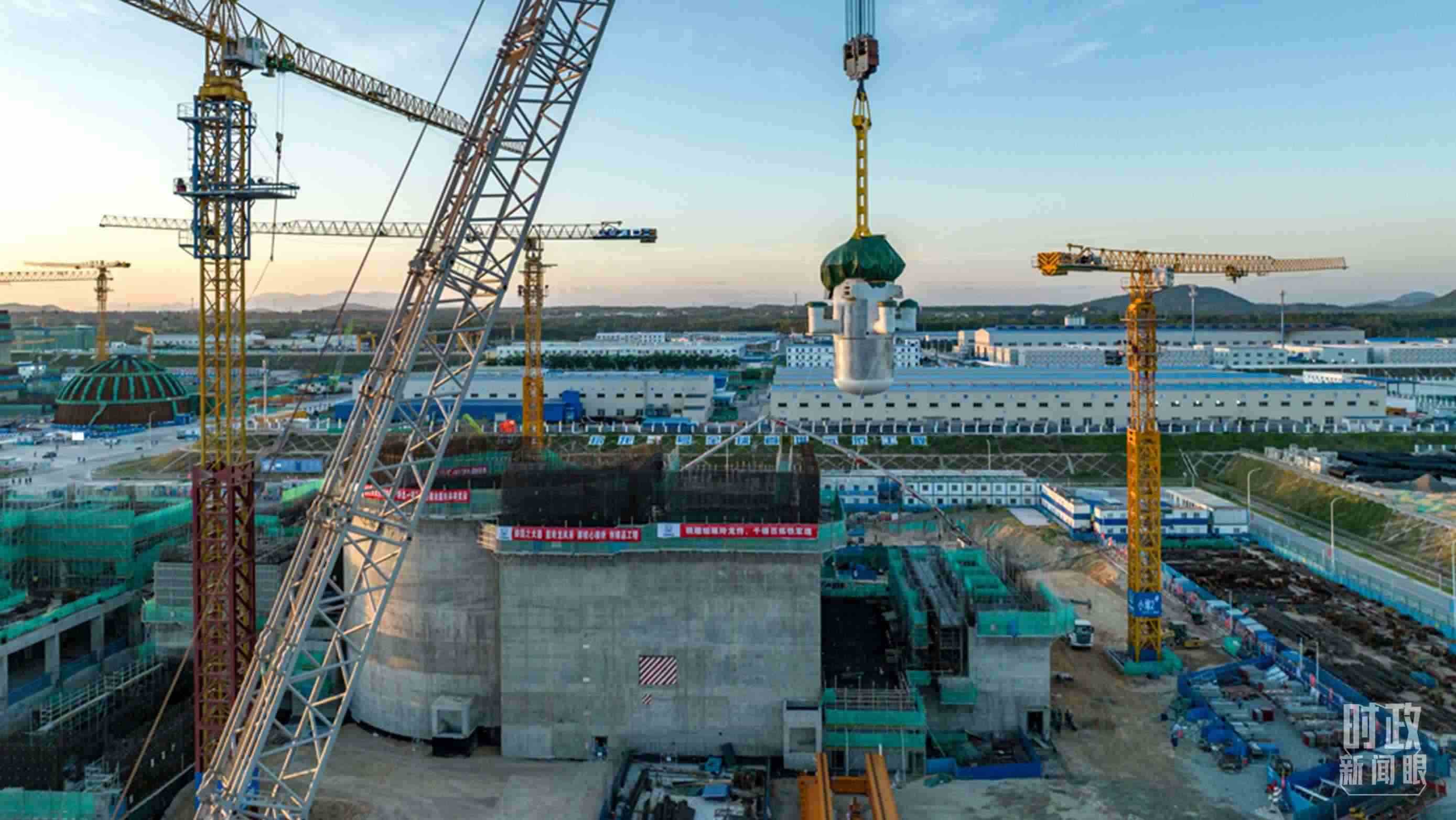 △8月10日，由中國第一重型機械股份公司承制的玲龍一號反應堆核心模塊“玲龍之心”成功吊裝。（圖/國務(wù)院國資委網(wǎng)站）