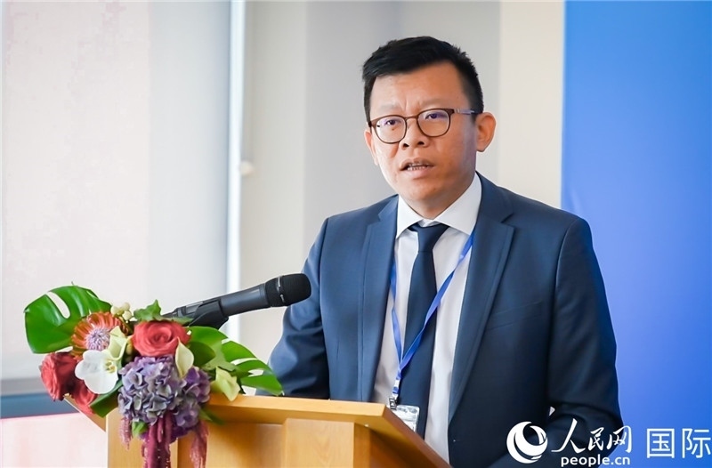 圖為中遠(yuǎn)海運(yùn)(歐洲)公司副總裁李震宇致辭。人民網(wǎng) 郭錦標(biāo)攝
