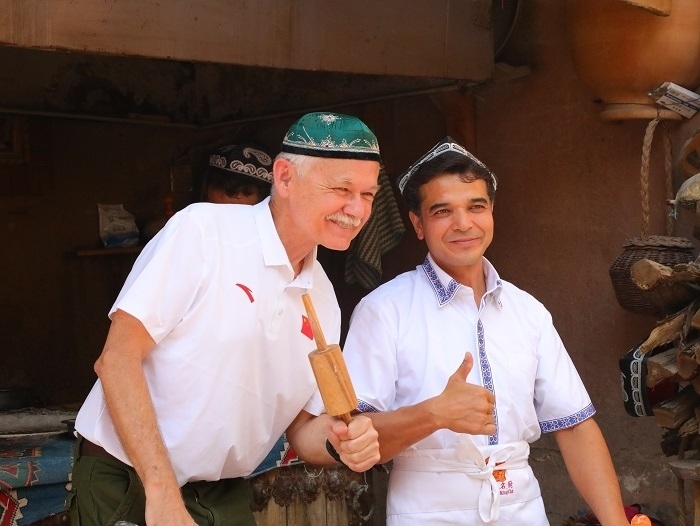 潘維廉和維吾爾族創(chuàng)業(yè)青年合影。主辦方供圖