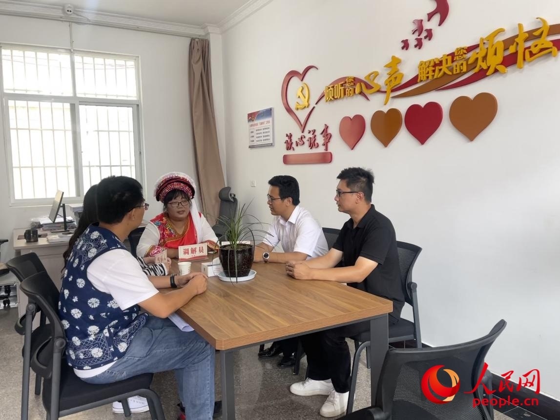 李雪娟（右三）和群眾交流。人民網(wǎng) 周靜圓攝