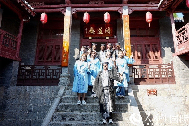 圖為選手們?cè)诤?huì)書院內(nèi)合影留念。人民網(wǎng) 盧鵬宇攝