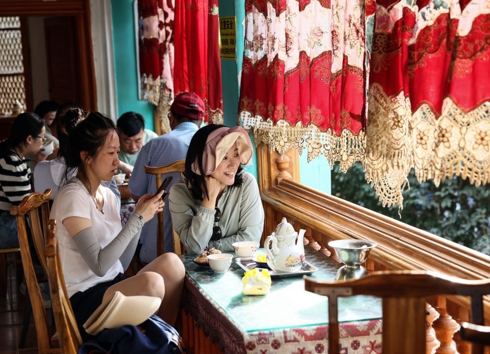 游客在新疆喀什古城景區(qū)百年老茶館內(nèi)品茶小憩（2023年9月7日攝）。新華社記者 蘭紅光 攝