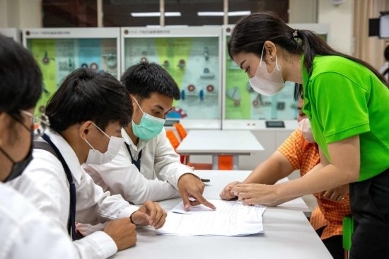 3月14日，在泰國大城府大城技術(shù)學(xué)院魯班工坊，教師（右一）給學(xué)生上課。新華社記者 王騰 攝