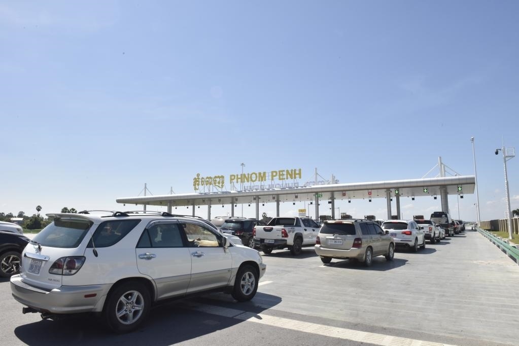 2022年11月7日，車(chē)輛在柬埔寨首都金邊的金港高速公路入口處排隊(duì)。金港高速公路連接柬埔寨首都金邊和該國(guó)最大深水海港西哈努克港。