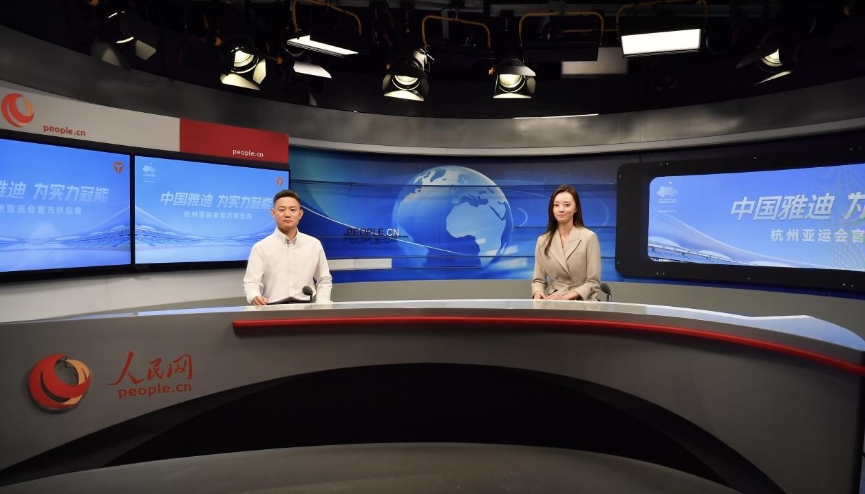 雅迪科技集團全球營銷與服務總裁王家中接受人民網記者采訪。人民網記者 于凱攝