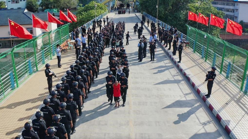 圖為涉詐犯罪嫌疑人移交我方。