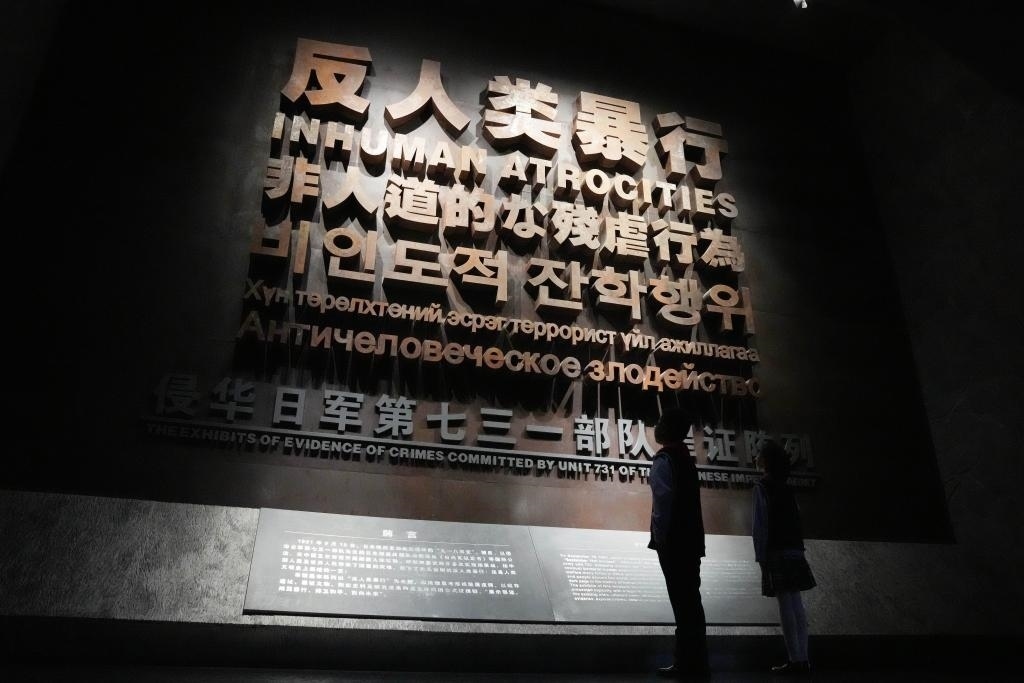 9月18日，青少年在侵華日軍第七三一部隊罪證陳列館內(nèi)參觀。新華社記者 王建威 攝
