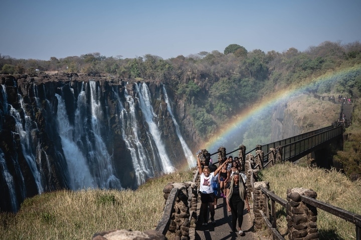 8月21日，游客在贊比亞觀賞維多利亞瀑布景色。
