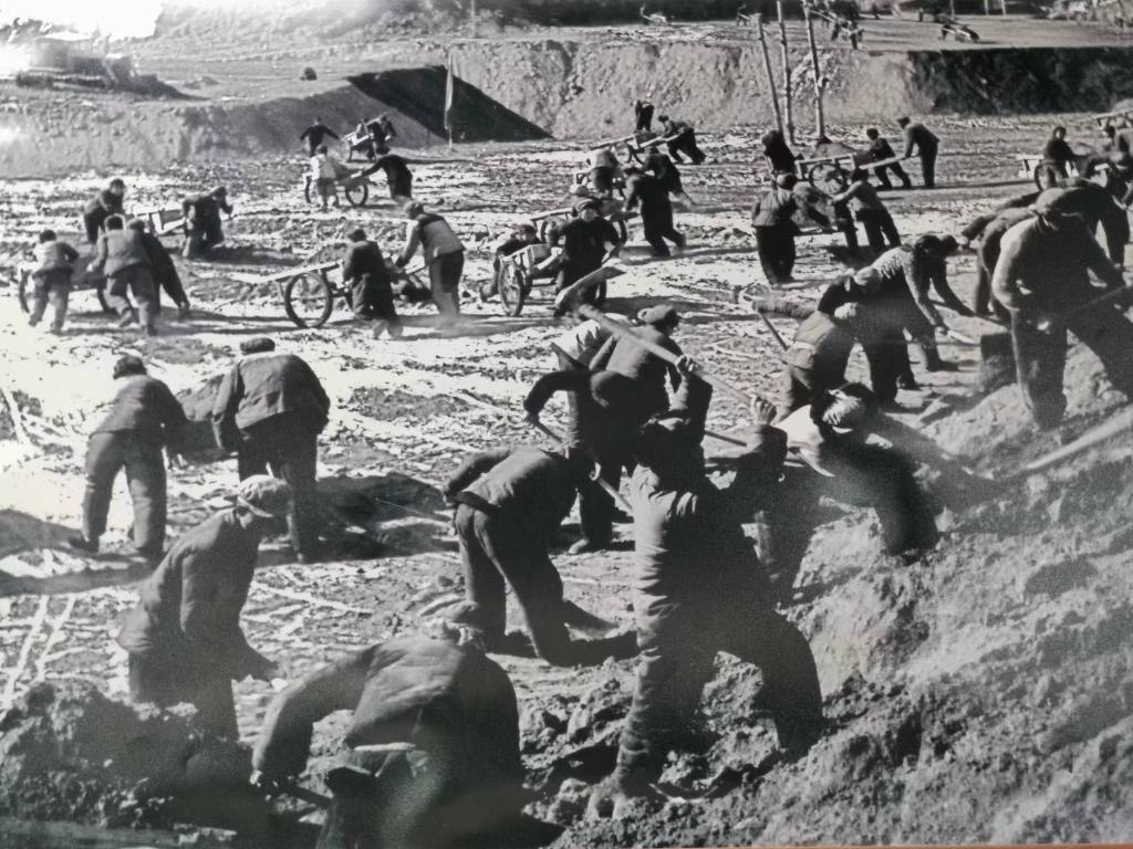 20世紀70年代，高西溝人治理水土流失場景。（資料圖片）