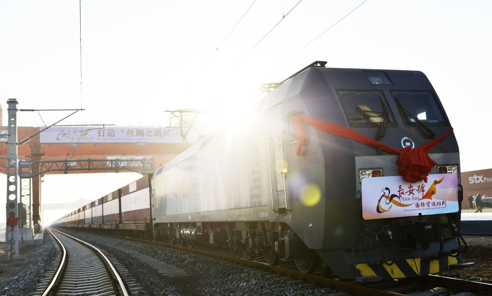 2013年11月28日，首趟由西安發(fā)往哈薩克斯坦阿拉木圖的長(zhǎng)安號(hào)國(guó)際貨運(yùn)列車等待出發(fā)。新華社記者 劉瀟 攝