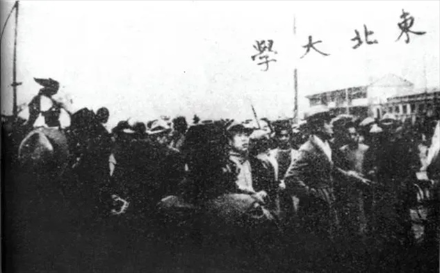 △東北大學(xué)學(xué)生走在一二·九請愿游行隊伍最前列。