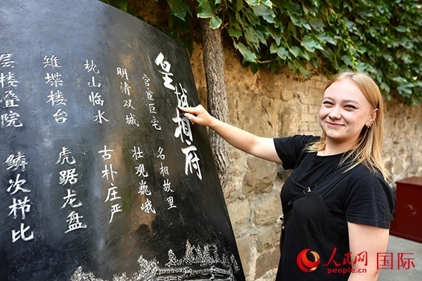 選手金雪花（波蘭）在古堡內(nèi)留影。人民網(wǎng) 盧鵬宇攝