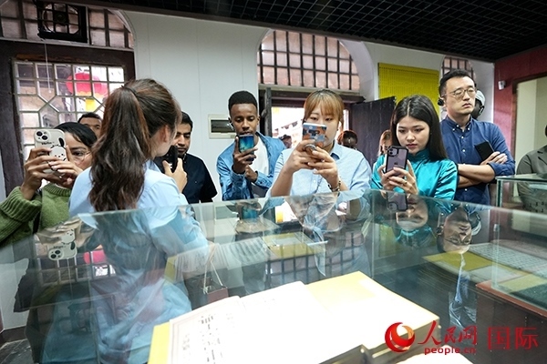 選手們認真聆聽導游講解。人民網(wǎng) 盧鵬宇攝