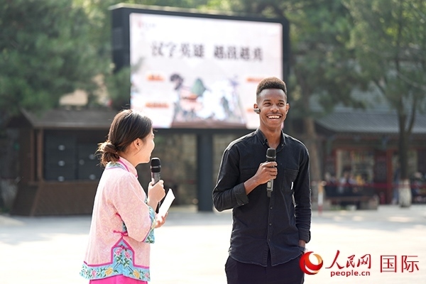 選手王安（乍得）挑戰(zhàn)“漢字英雄·越戰(zhàn)越勇”游戲。人民網(wǎng) 盧鵬宇攝