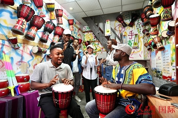 選手們敲起非洲鼓。人民網(wǎng) 盧鵬宇攝