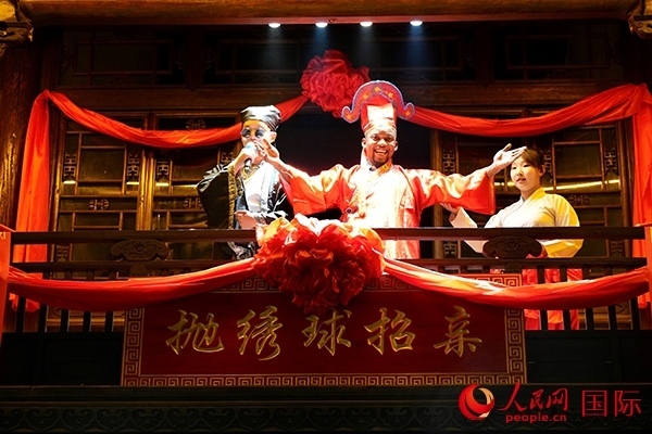 拋繡球。人民網(wǎng) 盧鵬宇攝