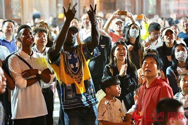 選手體驗(yàn)古城巡游。人民網(wǎng) 盧鵬宇攝