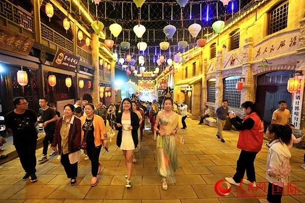 選手體驗(yàn)古城巡游。人民網(wǎng) 盧鵬宇攝