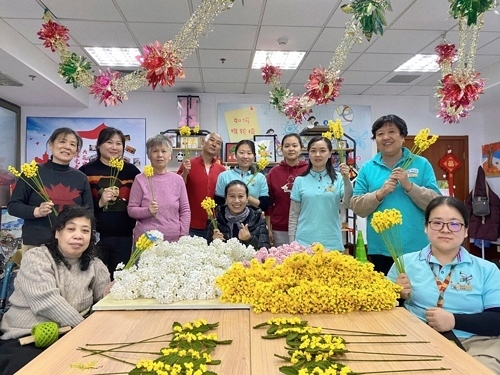 唐占鑫帶領團隊為2022年北京冬奧會和冬殘奧會制作頒獎花束。受訪者供圖