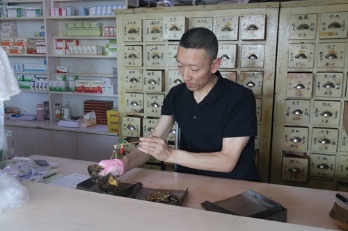 馬啟紅為病患精心配藥。受訪者供圖