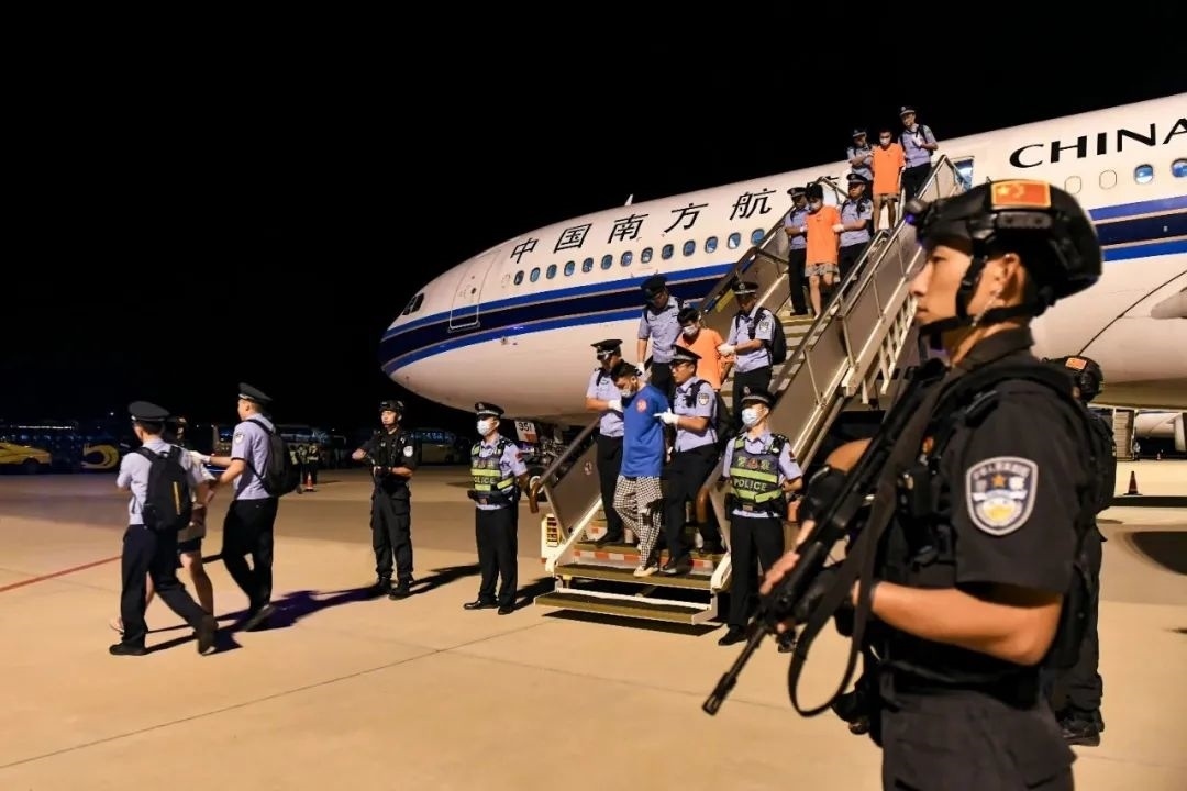 153名實(shí)施跨境裸聊敲詐的犯罪嫌疑人從印度尼西亞被押解回國。公安部供圖