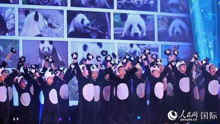 小演員們上演《歡樂功夫熊貓》。人民網(wǎng) 蔣曉辰攝