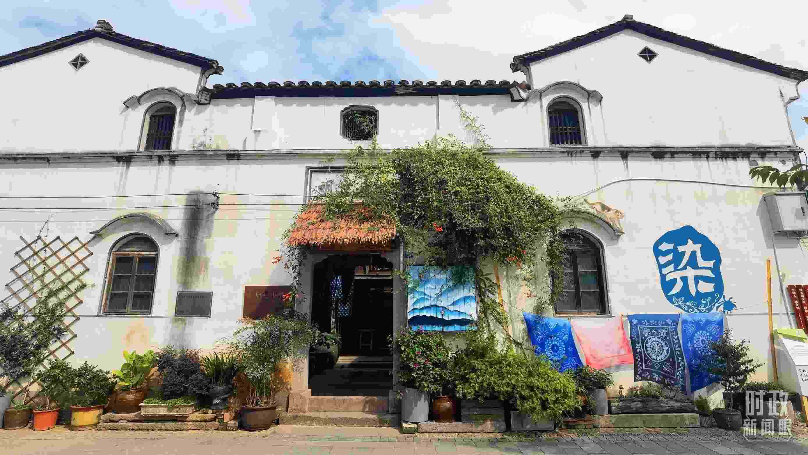 △李祖村的藝術(shù)染坊。（總臺(tái)央視記者周志國(guó)拍攝）