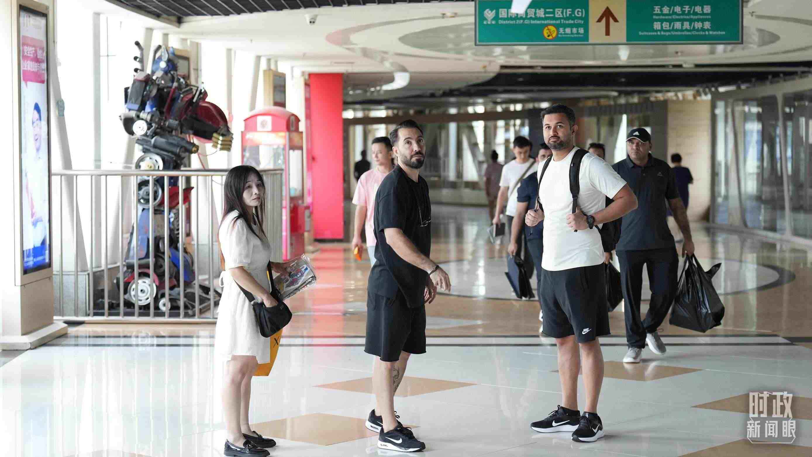 △義烏國(guó)際商貿(mào)城內(nèi)，來自世界各地的外商。（總臺(tái)國(guó)廣記者李晉拍攝）