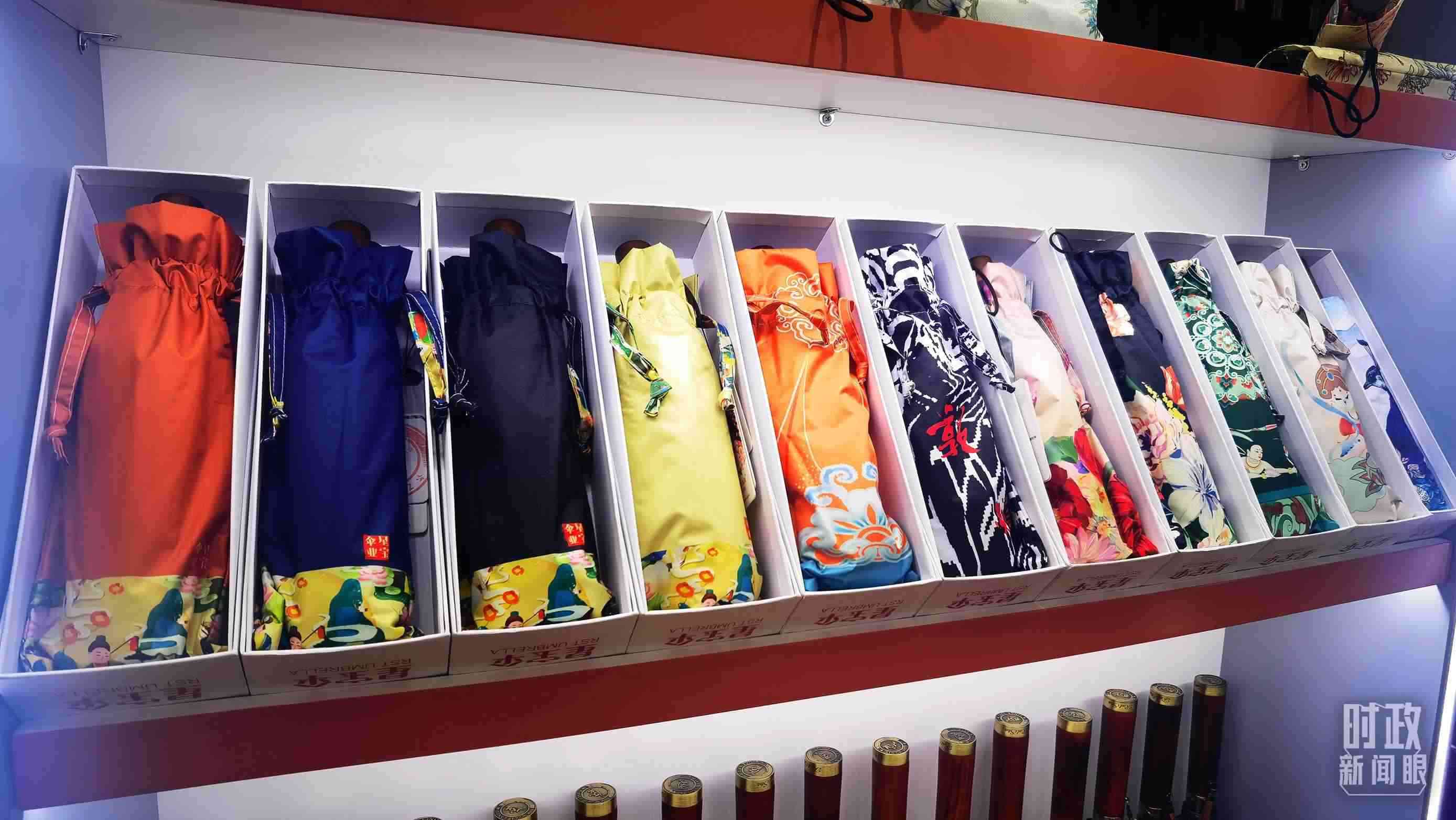 △商貿(mào)城內(nèi)的一家傘鋪，貨架上擺放著包裝精美的雨傘。（總臺(tái)央視記者范學(xué)禹拍攝）