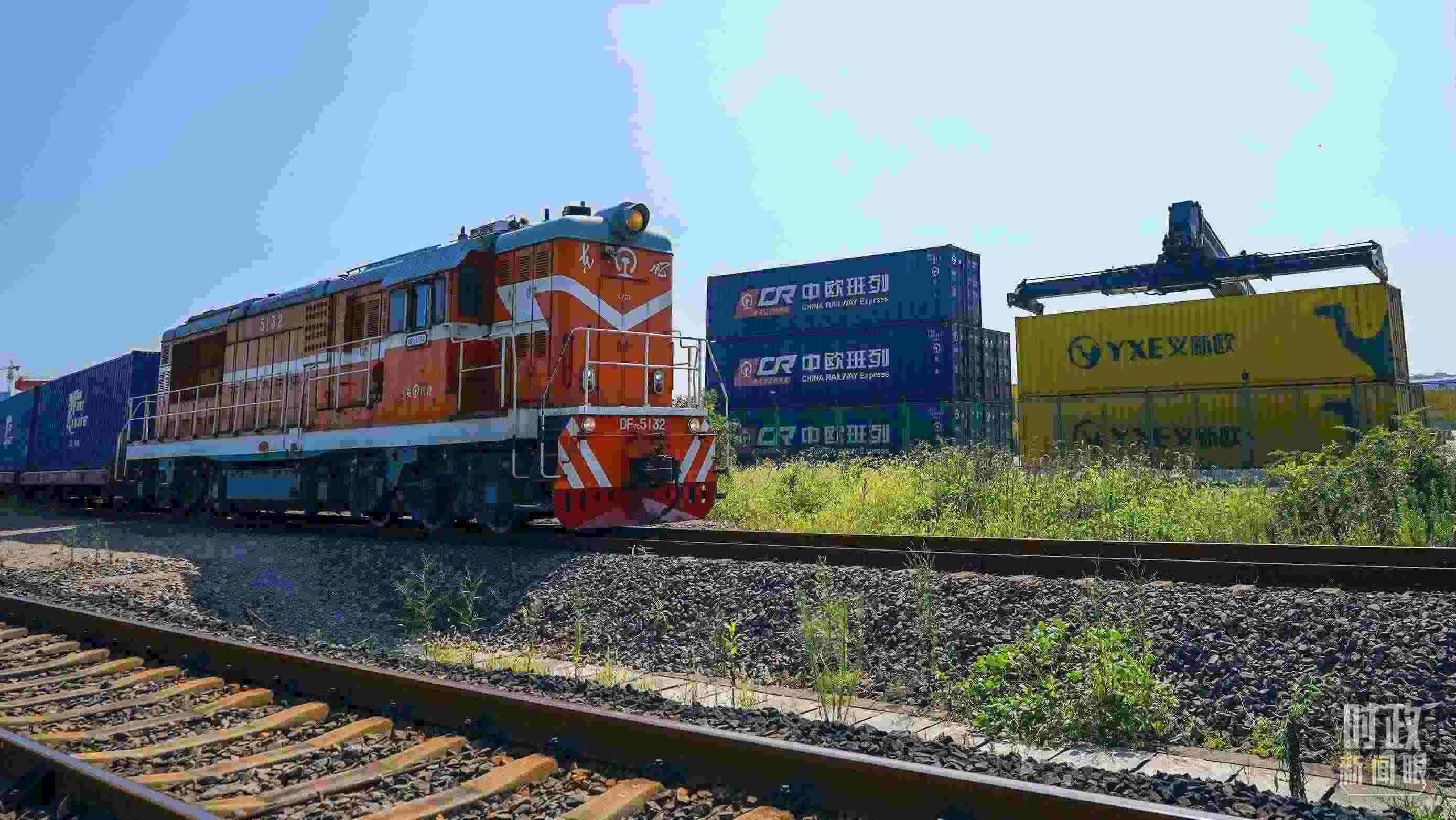 △“義新歐”先后開通了18條點(diǎn)對(duì)點(diǎn)的班列主線，業(yè)務(wù)范圍輻射50多個(gè)國(guó)家和160多個(gè)城市。（總臺(tái)國(guó)廣記者李晉拍攝）