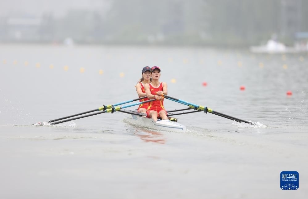 9月24日，鄒佳琪（左）/邱秀萍在決賽中。新華社記者 賈浩成 攝