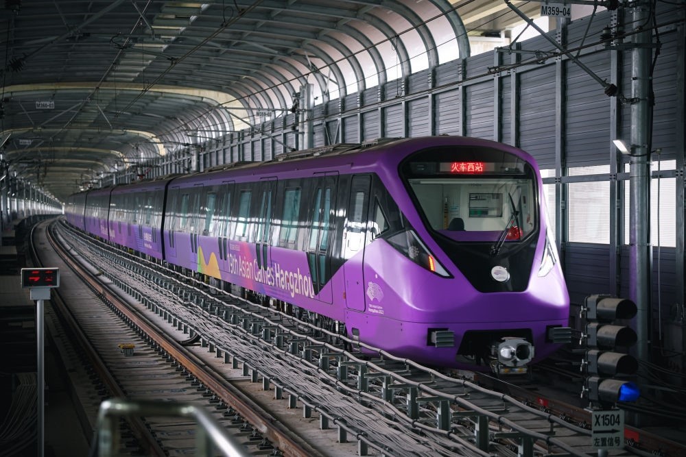 從杭州火車西站出發(fā)，地鐵19號線貫穿杭州火車東站、杭州蕭山機場，“亞運號”地鐵專列運行在這條線路上。