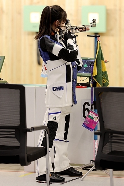 9月24日，黃雨婷在女子10米氣步槍團(tuán)體賽比賽中。人民網(wǎng)記者 胡雪蓉?cái)z