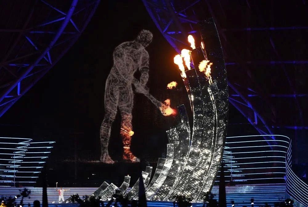 △“數(shù)字火炬手”點燃象征亞洲大團結(jié)的亞運之火。