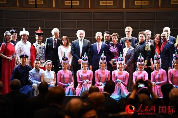 中國駐瑞典大使崔愛民夫婦與演職人員及部分來賓合影留念。人民網(wǎng)記者 殷淼攝