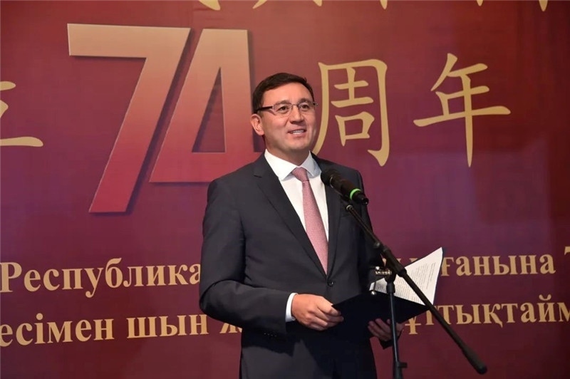 圖為哈外交部駐阿市代表布列格諾夫致辭。駐阿拉木圖總領(lǐng)館供圖