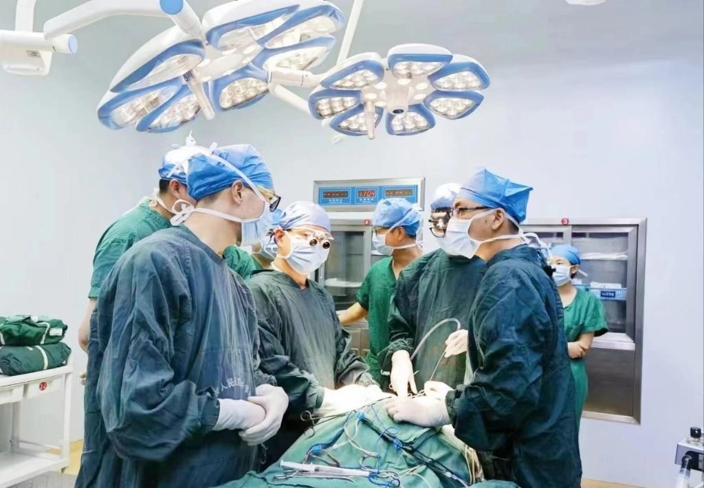 浙江省人民醫(yī)院畢節(jié)醫(yī)院的醫(yī)師團(tuán)隊(duì)正在為患者李老伯進(jìn)行手術(shù)。（王磊波 攝 新華社發(fā)）