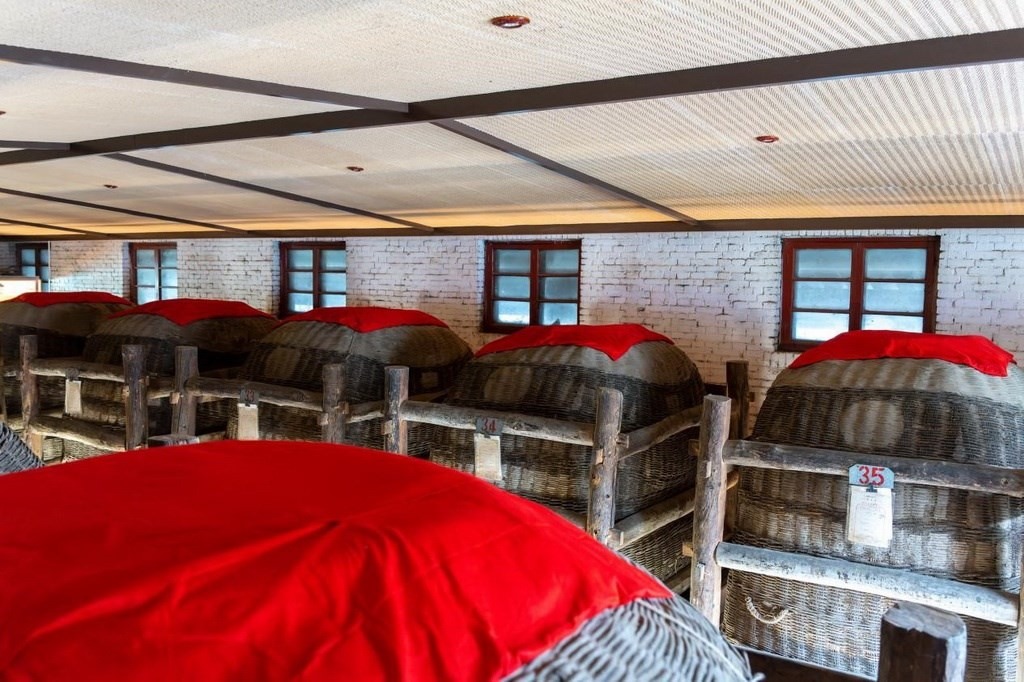 西鳳酒“酒?！辟A存庫 王哲攝