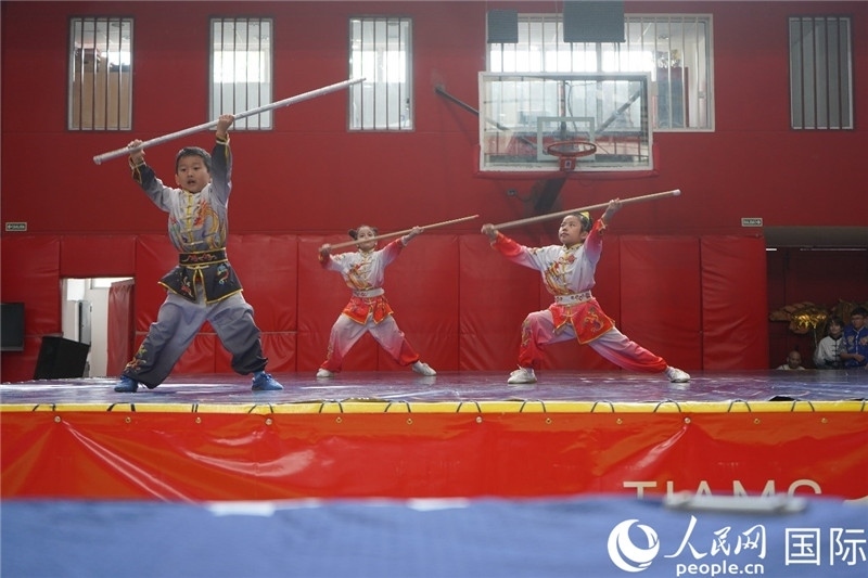 圖為開幕式現(xiàn)場兒童武術表演。人民網(wǎng)記者 許放攝
