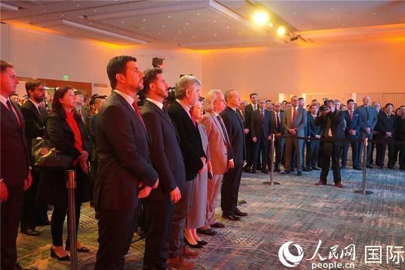 圖為招待會(huì)現(xiàn)場演奏兩國國歌。人民網(wǎng)記者 許放攝